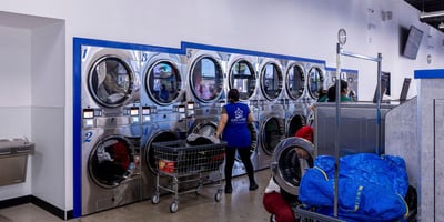 Pros and Cons of Owning a Laundromat: Investor Guide