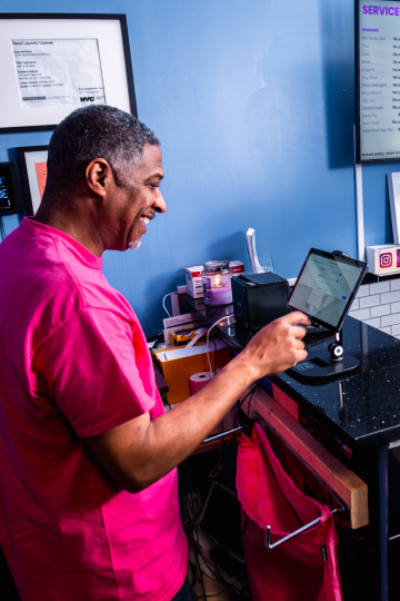 waleed-at-counter-with-tablet